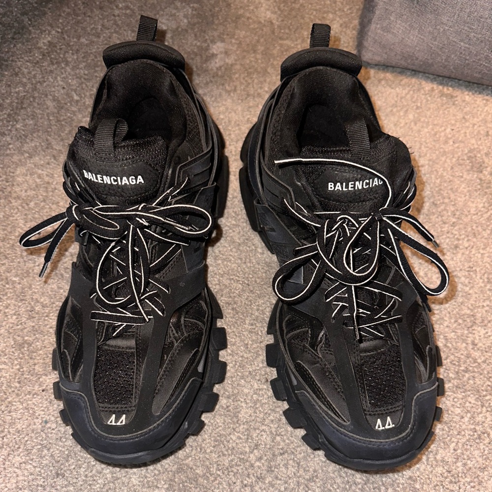 MEN'S TRACK SNEAKER IN BLACK - SIZE 10 - Picture 1 of 2
